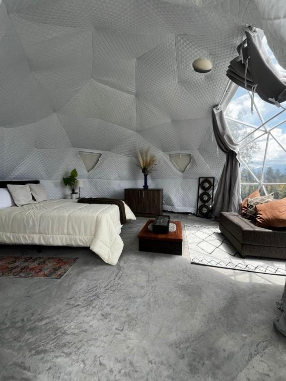 Habitación acogedora con vista al exterior