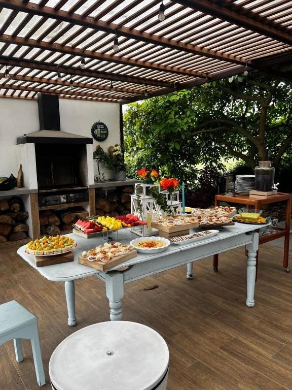 Desayuno buffet preparado en el comedor exterior