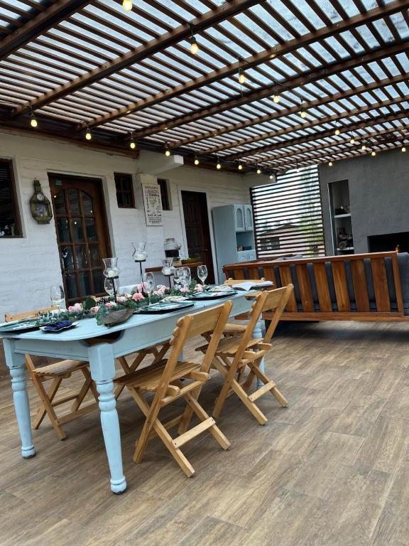 Comedor cubierto de la quinta con mesas de madera