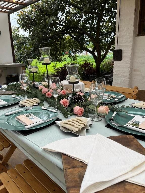 Mesa preparada para una celebración en el jardín