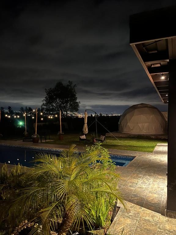 Zona de camping junto a la piscina y jardines de Quinta Paco de Lucía