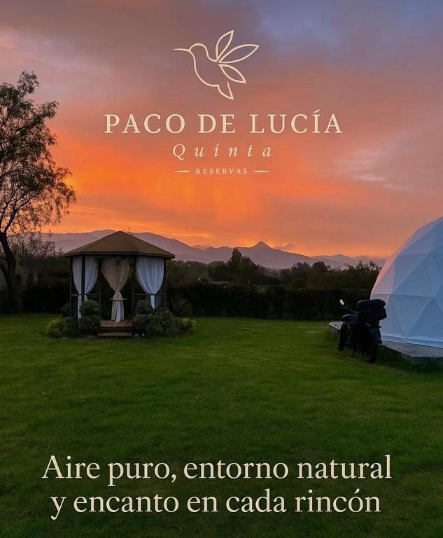 Atardecer sobre el glamping y los jardines de Quinta Paco de Lucía