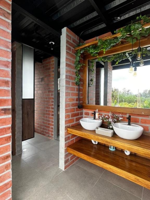 Lavamanos y detalles del baño de la propiedad