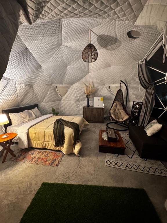 Interior luminoso del domo de glamping